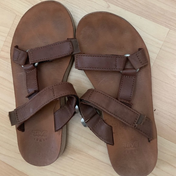 teva universal leather slide